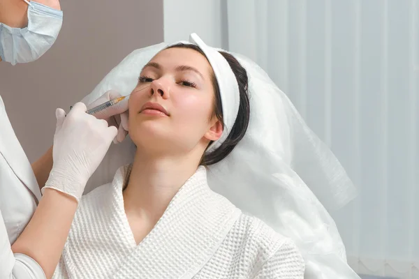 دکتر در حال تزریق ژل برای لیفت صورت با تزریق ژل گونه